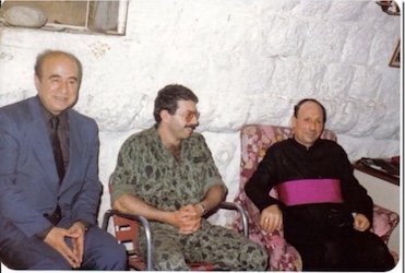Au centre Joe Eddé, qui dirigea la défense de la ville, aux côtés d'Ibrahim Hobeika, responsable du parti phalangiste à Zahlé, et de Mgr Augustinos Farah, évêque grec-catholique.